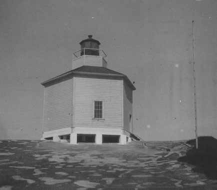 California / Ano Nuevo island lighthouse (1)
Photo from [url=http://www.uscg.mil/history/weblightships/LightshipIndex.asp]US Coast Guard site[/url]
Keywords: United States;Pacific ocean;Historic;California