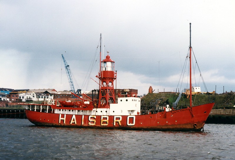 Trinity house Lightvessel 3 (LV 3)
LV 3 'Haisbro' 14th May 1986 in the river Tyne for repair and paint up.
Permission granted by [url=http://forum.shipspotting.com/index.php?action=profile;u=25876]Ken Lubi[/url]
[url=http://www.shipspotting.com/gallery/photo.php?lid=1001380]Original photo[/url]
Keywords: England;Lightship;United Kingdom
