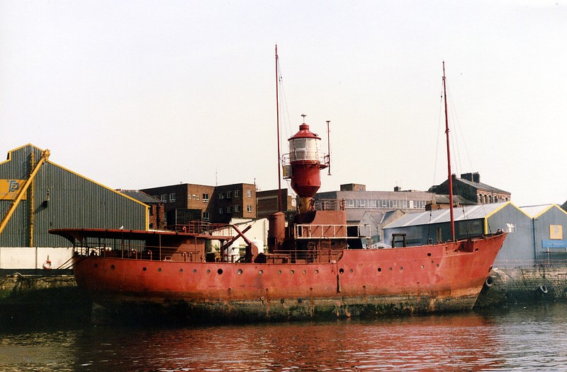 Trinity house Lightvessel 19 (LV 19)
Light Vessel 19 24th April 1988 alongside T.D.E. in the river Tyne for repair and paint up.
Permission granted by [url=http://forum.shipspotting.com/index.php?action=profile;u=25876]Ken Lubi[/url]
[url=http://www.shipspotting.com/gallery/photo.php?lid=1001387]Original photo[/url]
Data actual for 2012 (Varne station)
Keywords: United Kingdom;Lightship;England