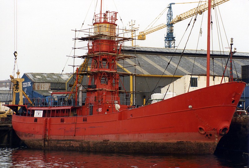Trinity house Lightvessel 93 (LV 93)
Light Vessel 93 Jan 1989 alongside T.D.E. in the river Tyne for repair and paint up.
Permission granted by [url=http://forum.shipspotting.com/index.php?action=profile;u=25876]Ken Lubi[/url]
[url=http://www.shipspotting.com/gallery/photo.php?lid=1001389]Original photo[/url]
Keywords: England;Lightship;United Kingdom