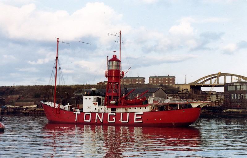 Trinity House Lightvessel 13 (LV 13)
LV 13 'Tongue' in the river Tyne 21.10.1982
Permission granted by [url=http://forum.shipspotting.com/index.php?action=profile;u=25876]Ken Lubi[/url]
[url=http://www.shipspotting.com/gallery/photo.php?lid=1005590]Original photo[/url]
Keywords: England;Lightship;United Kingdom;Historic