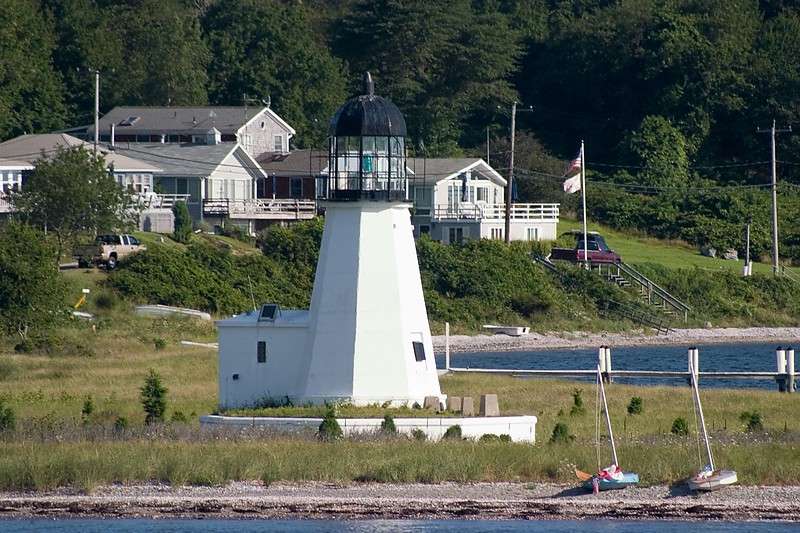 Rhode island / Prudence Island lighthouse
Photo source:[url=http://lighthousesrus.org/index.htm]www.lighthousesRus.org[/url]
The oldest continuously operating lighthouse in New England.
Keywords: United States;Rhode island;Atlantic ocean