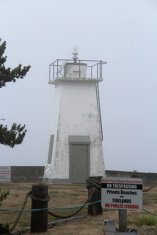 Washington / Bush Point lighthouse
Author of the photo: [url=http://www.flickr.com/photos/21953562@N07/]C. Hanchey[/url]
Keywords: Whidbey island;Washington;United States