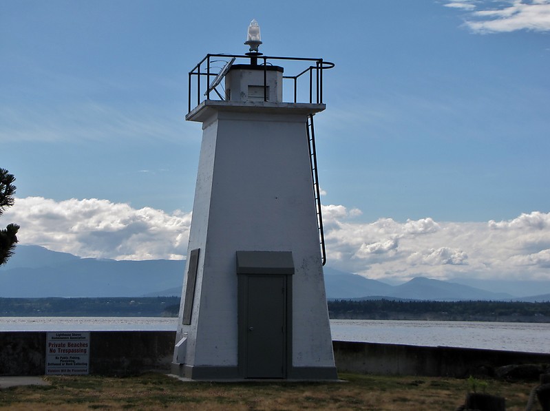 Washington / Bush Point lighthouse
Author of the photo: [url=https://www.flickr.com/photos/bobindrums/]Robert English[/url]

Keywords: Whidbey island;Washington;United States
