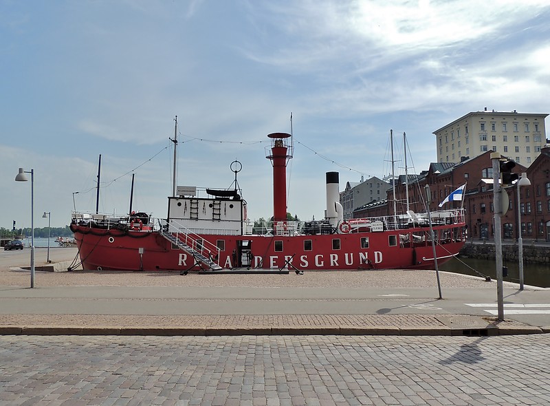 Helsinki / Relandersgrund lightship
1888-1914 Relandersgrund station
July 1914 	during WWI withdrawn from Relandersgrund station and sent to Rauma. Russian seamen, wildly celebrating their revolution, sailed it to the southern shore of the Gulf of Finland and sank it
1918 the lightship was raised, repaired in Tallin, brought to Helsinki and converted into a reserve lightship
1918-1937 reserve lightship "RESERV I" 
1937 decommissioned 
1938-1978 expedition vessel "VUOLLE"
1978 sold for scrap
[url=http://www.feuerschiffseite.de/SCHIFFE/FINNLAND/relanders/rellugb.htm](Source)[/url]
Author of the photo: [url=https://www.flickr.com/photos/bobindrums/]Robert English[/url]
Keywords: Helsinki;Finland;Gulf of Finland;Lightship