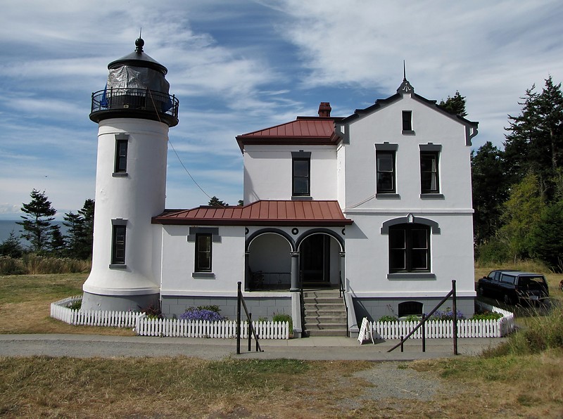 Washington / Admiralty Head lighthouse
Author of the photo: [url=https://www.flickr.com/photos/bobindrums/]Robert English[/url]

Keywords: Strait of Juan de Fuca;United States;Washington;Puget Sound