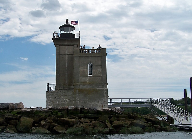 New York / Huntington Harbor lighthouse
Author of the photo: [url=https://www.flickr.com/photos/bobindrums/]Robert English[/url]

Keywords: New York;Long Island Sound;United States