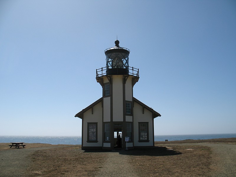 California / Point Cabrillo lighthouse
Author of the photo: [url=http://www.flickr.com/photos/21953562@N07/]C. Hanchey[/url]
Keywords: United States;Pacific ocean;California
