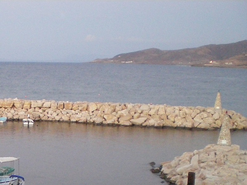 Pomos Fisher Harbour Entrance Lights
Keywords: Cyprus;Mediterranean sea