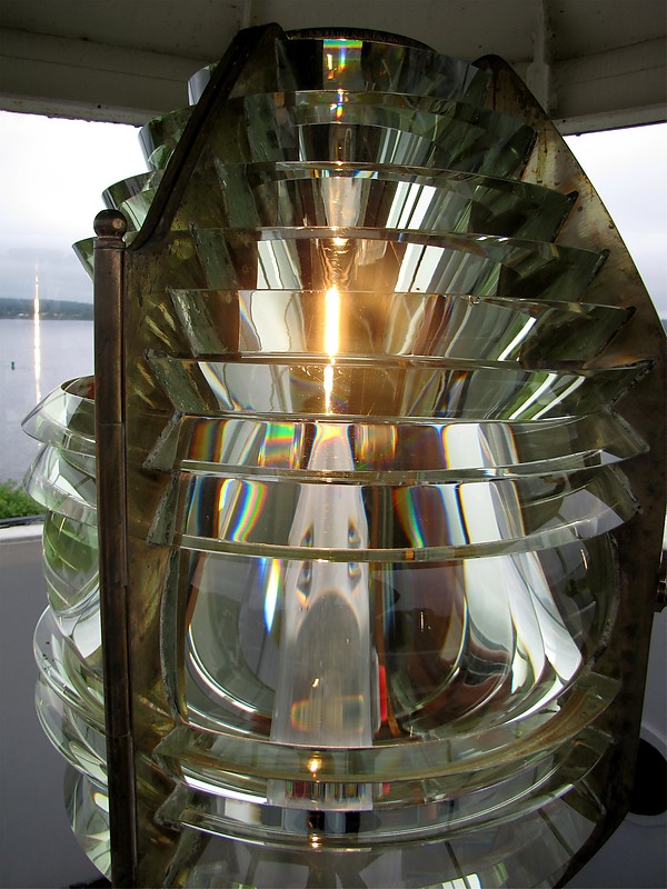 Maine / Fort Point lighthouse - lamp
Author of the photo: [url=https://www.flickr.com/photos/bobindrums/]Robert English[/url]
Keywords: Maine;Atlantic ocean;United States;Lamp