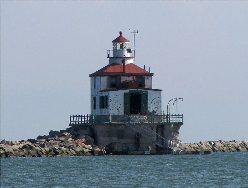 Ohio / Ashtabula lighthouse
Author of the photo: [url=https://www.flickr.com/photos/bobindrums/]Robert English[/url]
Keywords: Lake Erie;Ohio;United States