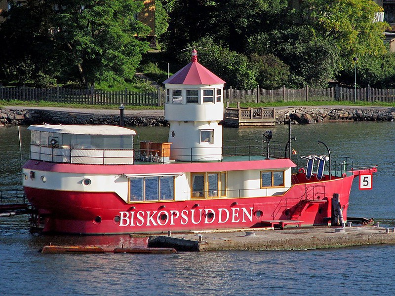 Fyrskepp nr. 21, Biskopsudden
ex Oskarsgrundet
ex Trelleborgsredd
Permission granted by [url=http://forum.shipspotting.com/index.php?action=profile;u=17009]Jukka Koskimies[/url]
[url=http://shipspotting.com/gallery/photo.php?lid=467376]Original photo[/url]
Keywords: Lightship;Stockholm;Sweden