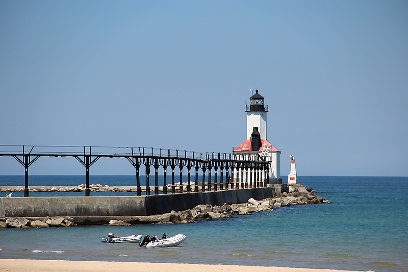 Indiana / Michigan City / East Pierhead lighthouse and Breakwater light
Author of the photo: [url=http://www.flickr.com/photos/21953562@N07/]C. Hanchey[/url]
Keywords: Indiana;Lake Michigan;United States;Michigan city