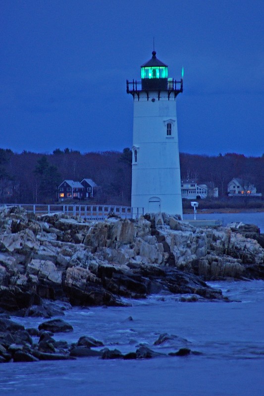 New Hampshire / Portsmouth Harbor lighthouse
AKA New Castle, Fort Point, Fort Constitution 
Author of the photo: [url=http://www.flickr.com/photos/papa_charliegeorge/]Charlie Kellogg[/url]
Keywords: New Hampshire;Portsmouth;United States;Atlantic ocean;Night
