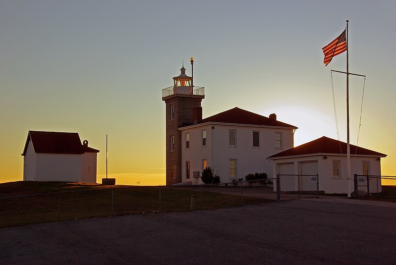 Rhode Island / Watch Hill lighthouse on sunset
Author of the photo: [url=http://www.flickr.com/photos/papa_charliegeorge/]Charlie Kellogg[/url]
Keywords: Rhode Island;United States;Atlantic ocean;Block Island Sound;Sunset