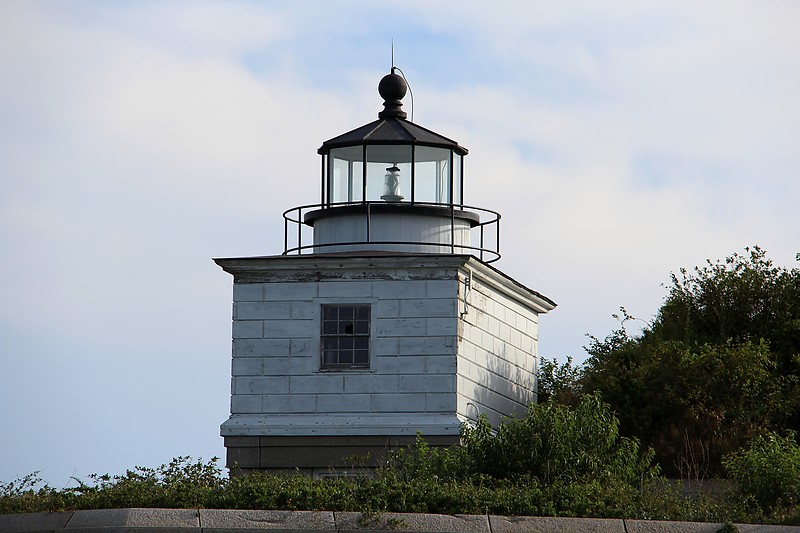 Massachusetts / Fort Taber /  Clark's Point lighthouse
Author of the photo: [url=http://www.flickr.com/photos/21953562@N07/]C. Hanchey[/url]
Keywords: Massachusetts;New Bedford;United States;Atlantic ocean