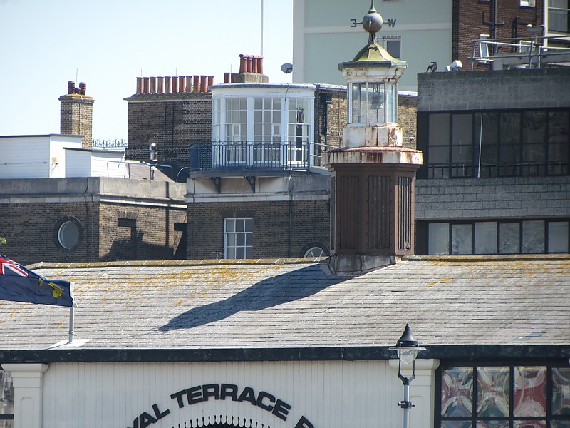 Thames / Gravesend Royal Terrace Pier High Light
Keywords: River Thames;England;United Kingdom