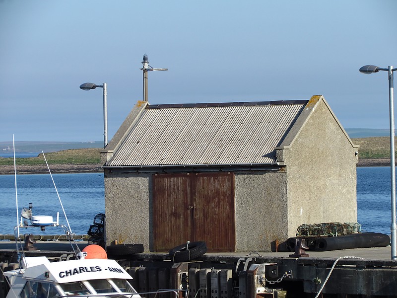 Orkney islands / Shapinsay / Balfour Pier light
Light installed at the top of the building
Keywords: Orkney islands;Scotland;United Kingdom;Shapinsay