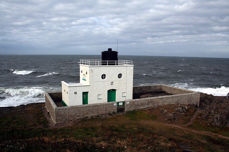 Bamburgh / Black Rock Point Lighthouse
Author of the photo: [url=https://www.flickr.com/photos/34919326@N00/]Fin Wright[/url]

Keywords: Bamburgh;North sea;England;United Kingdom;Farne Islands