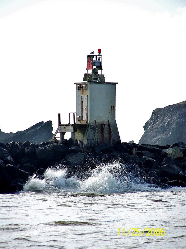 Oregon / Coquille River Entrance / South Jetty light No 8
Author of the photo: [url=https://www.flickr.com/photos/bobindrums/]Robert English[/url]
Keywords: Oregon;United States;Pacific ocean;Coquille River