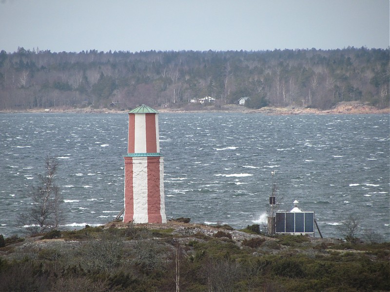 Ledskär light (right) and daybeacon (left)
other two daymarks nearby - unlit range 
Keywords: Aland Islands;Finland;Baltic sea;Saaristomeri