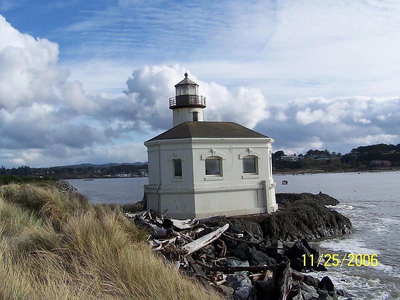 Oregon / Coquille River Lighthouse
Author of the photo: [url=https://www.flickr.com/photos/bobindrums/]Robert English[/url]
Keywords: Oregon;United States;Bandon;Pacific ocean