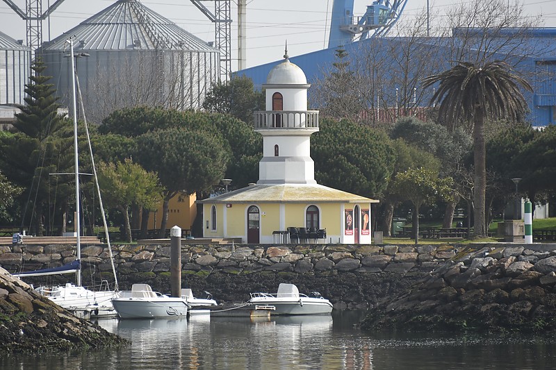 Aveiro / Marina lighthouse (faux?)
Keywords: Portugal;Atlantic ocean;Aveiro