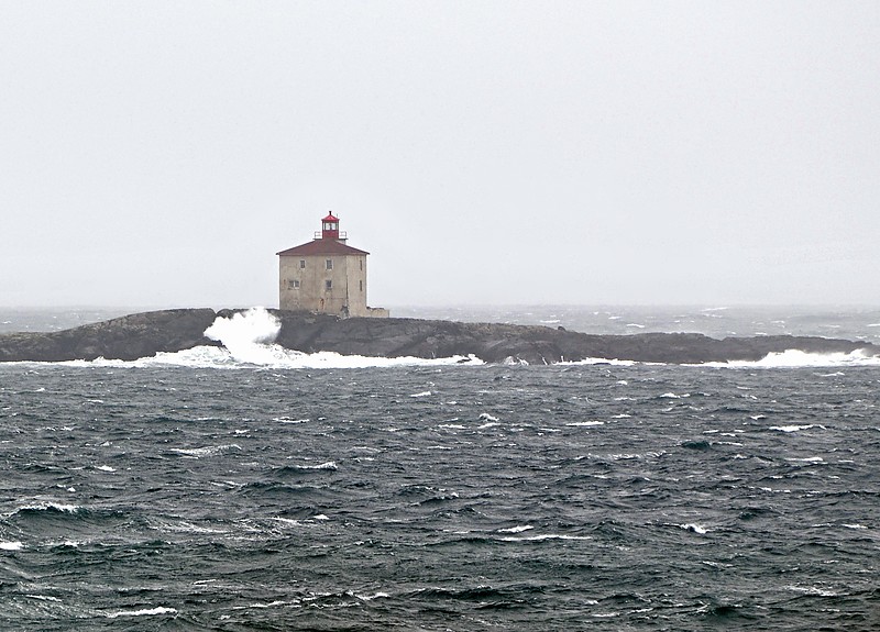 Nova Scotia /  Lockeport lighthouse
AKA Gull Rock
Author of the photo: [url=https://www.flickr.com/photos/archer10/] Dennis Jarvis[/url]

Keywords: Nova Scotia;Canada;Atlantic ocean
