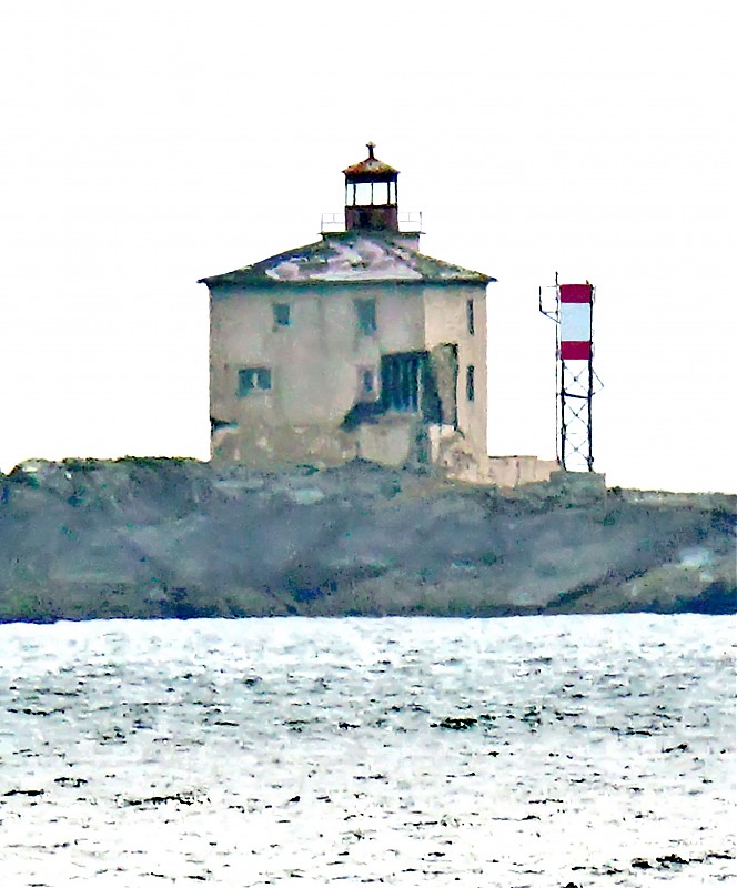 Nova Scotia /  Lockeport lighthouse
AKA Gull Rock
Author of the photo: [url=https://www.flickr.com/photos/archer10/] Dennis Jarvis[/url]
Keywords: Nova Scotia;Canada;Atlantic ocean