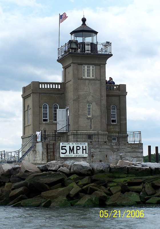 New York / Huntington Harbor lighthouse
Author of the photo: [url=https://www.flickr.com/photos/bobindrums/]Robert English[/url]

Keywords: New York;Long Island Sound;United States