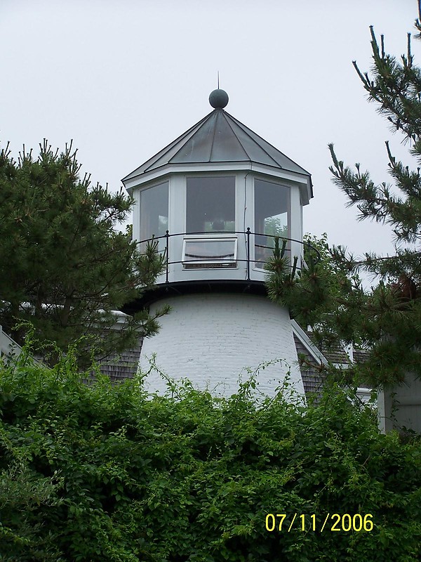 Massachusetts / Hyannis Harbor lighthouse
Author of the photo: [url=https://www.flickr.com/photos/bobindrums/]Robert English[/url]
Keywords: Massachusetts;Cape Cod;Atlantic ocean;United States