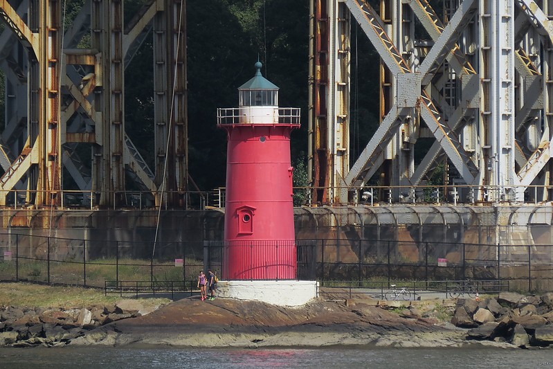 New York / Jeffrey's Hook lighthouse
Author of the photo: [url=https://www.flickr.com/photos/larrymyhre/]Larry Myhre[/url]

Keywords: New York;United States;Hudson River