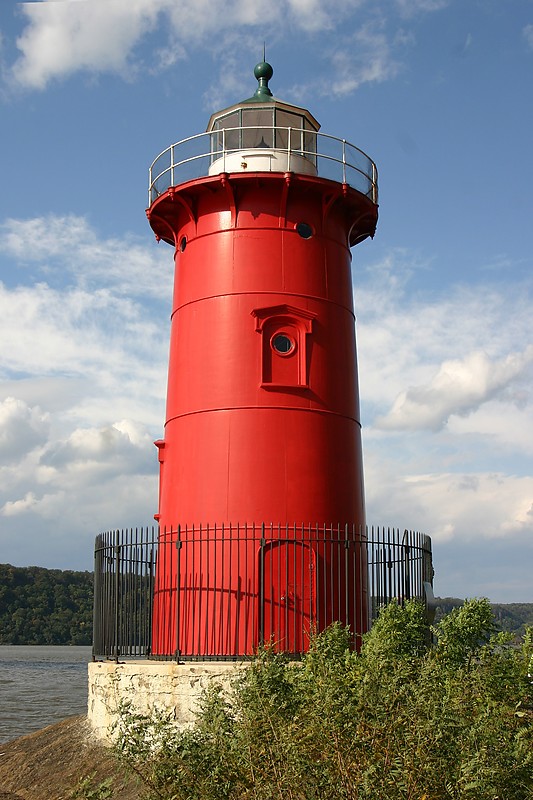 New York / Jeffrey's Hook lighthouse
AKA "Little Red Lighthouse"
Author of the photo: [url=https://www.flickr.com/photos/31291809@N05/]Will[/url]

Keywords: New York;United States;Hudson River