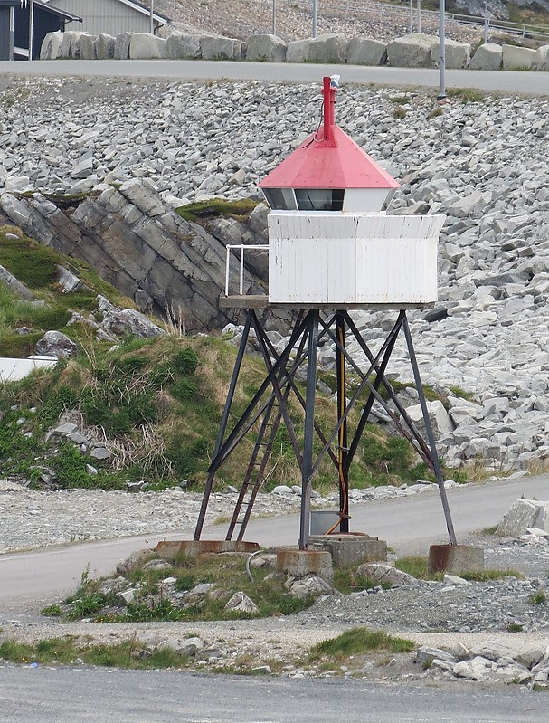 Kjøllefjord lighthouse
Author of the photo: [url=https://www.flickr.com/photos/21475135@N05/]Karl Agre[/url]
Keywords: Kjollefjord;Norway;Barents sea