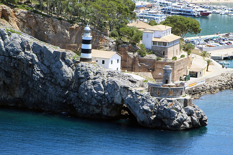 Mallorca / Port de Soller / Sa Creu lighthouse
Author of the photo: [url=https://www.flickr.com/photos/31291809@N05/]Will[/url]
Keywords: Spain;Palma de Mallorca;Port de Soller;Mediterranean sea