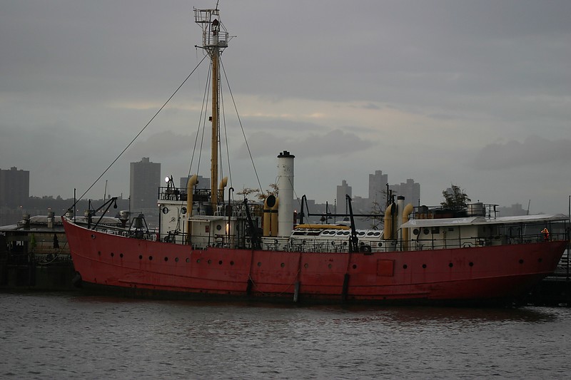 New York / Lightship Frying Pan LV 115 (WAL 537)
Author of the photo: [url=https://www.flickr.com/photos/31291809@N05/]Will[/url]

Keywords: New York;New York City;United States;Lightship