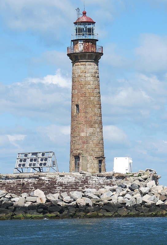 New York / Little Gull Island lighthouse
Author of the photo: [url=https://www.flickr.com/photos/21475135@N05/]Karl Agre[/url]

Keywords: New York;Atlantic ocean;United States