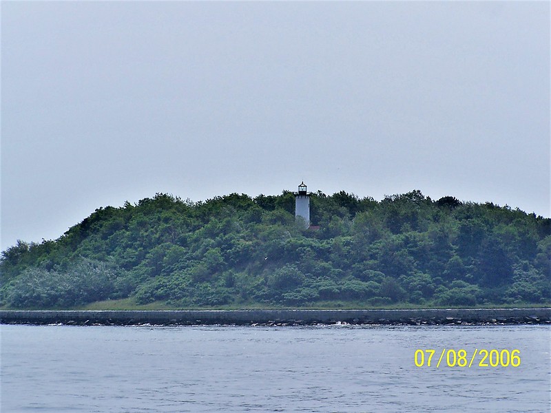 Massachusetts / Long Island Head lighthouse
Author of the photo: [url=https://www.flickr.com/photos/bobindrums/]Robert English[/url]
Keywords: United States;Massachusetts;Atlantic ocean;Boston
