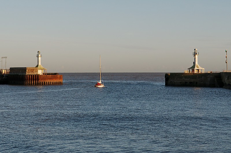Suffolk / Lowestoft north pier (left) and south pier (right) lighthouses
Permission granted by [url=http://sean.kiev.ua/]Sean[/url]
Keywords: Lowestoft;North Sea;England;Suffolk;United Kingdom