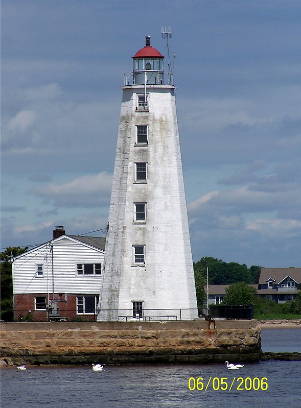 Connecticut / Lynde Point lighthouse
Saybrook Inner
Author of the photo: [url=https://www.flickr.com/photos/bobindrums/]Robert English[/url]

Keywords: Connecticut;United States;Atlantic ocean;Long Island Sound