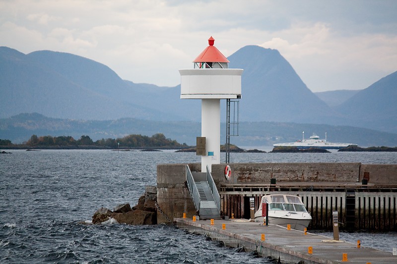 Molde Vest Molja lighthouse
Photo source:[url=http://lighthousesrus.org/index.htm]www.lighthousesRus.org[/url]
Non-commercial usage with attribution allowed
Keywords: Alesund;Norway;Norwegian sea;Molde