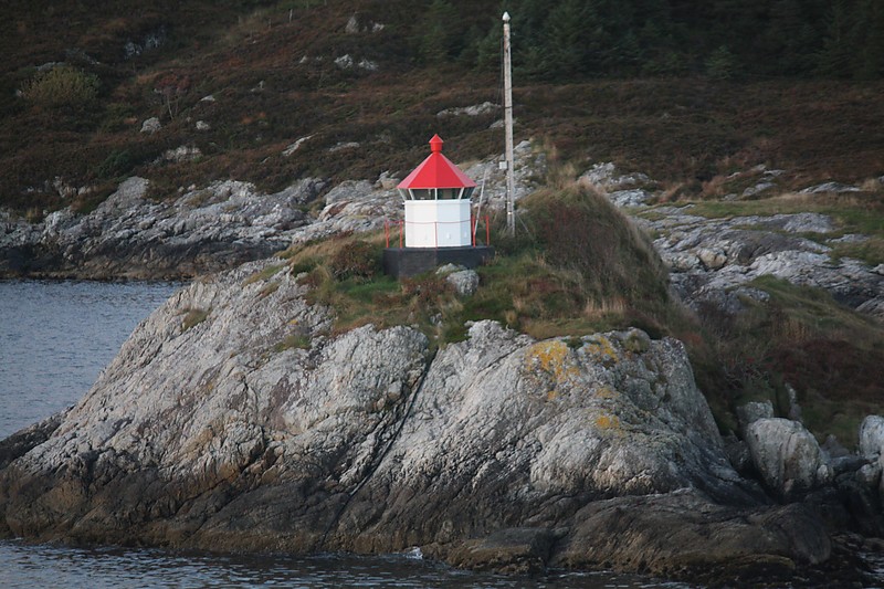 Nekøyosen / W Side Haneholmen light
Photo source:[url=http://lighthousesrus.org/index.htm]www.lighthousesRus.org[/url]
Non-commercial usage with attribution allowed
Keywords: Norway;Norwegian sea;Floro
