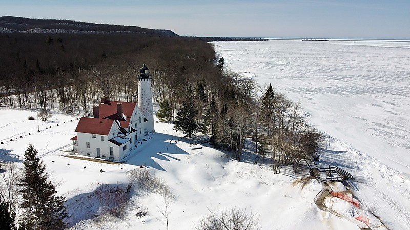 Michigan / Point Iroquois lighthouse
Author of the photo: [url=https://www.flickr.com/photos/31291809@N05/]Will[/url]
Keywords: Michigan;Lake Superior;United States;Winter;Aerial