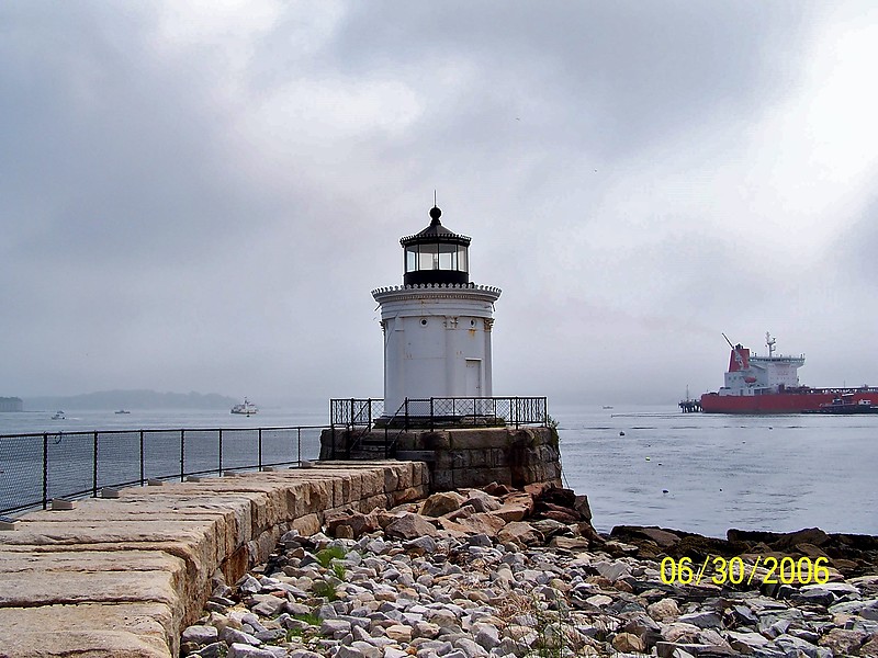 Maine / Portland harbor / Bug Light
AKA  Portland Breakwater
Author of the photo: [url=https://www.flickr.com/photos/bobindrums/]Robert English[/url]
Keywords: Maine;Portland;Atlantic ocean;Winter;United States