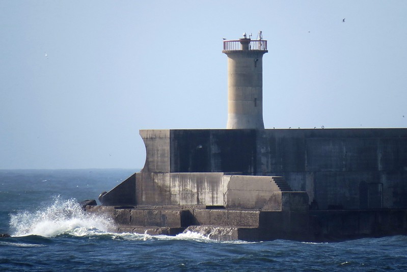 Costa Verde / Leixoes / Quebra-Mar (ex North Breakwaterhead) Lighthouse
Author of the photo: [url=https://www.flickr.com/photos/larrymyhre/]Larry Myhre[/url]
Keywords: Leixoes;Portugal;Atlantic ocean
