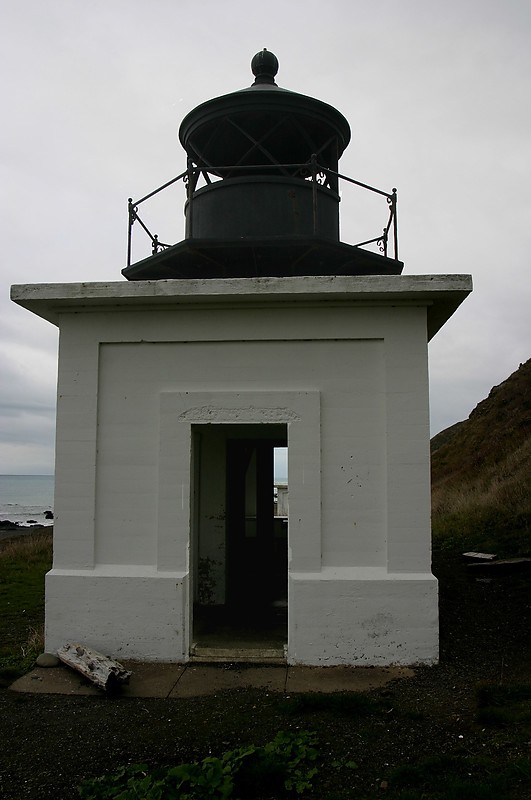 California / Punta Gorda lighthouse
Author of the photo: [url=https://www.flickr.com/photos/31291809@N05/]Will[/url]

Keywords: United States;Pacific ocean;California