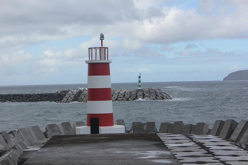 Azores / Ilha do Pico / Madalena North Mole light and New South Mole Light
Green constructed at new mole - no number yet
Keywords: Portugal;Azores;Ilha do Pico;Madalena;Atlantic ocean