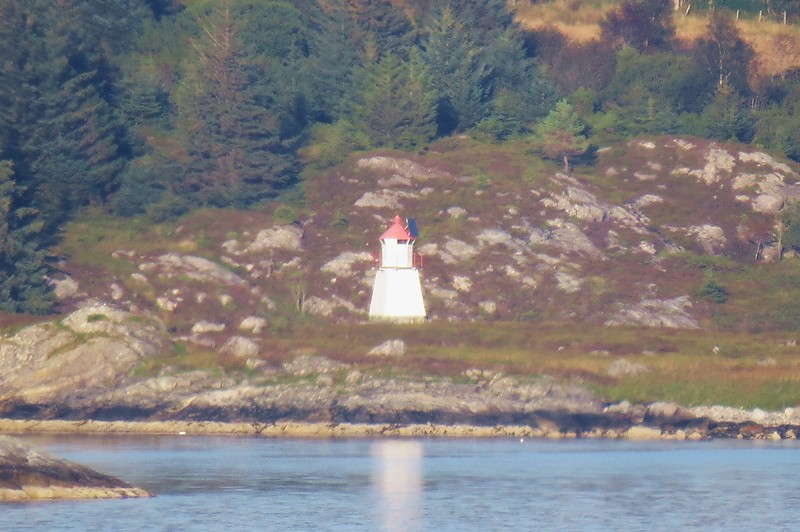 Ringholmen lighthouse
Author of the photo: [url=https://www.flickr.com/photos/larrymyhre/]Larry Myhre[/url]

Keywords: Skjeljanger;Hordaland;Norway;North sea