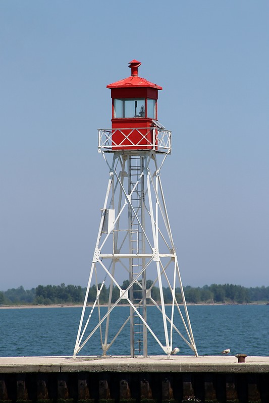 Lake Erie / Rondeau / West East Pier lighthouse
Author of the photo: [url=http://www.flickr.com/photos/21953562@N07/]C. Hanchey[/url]
Keywords: Rondeau;Canada;Ontario;Lake Erie