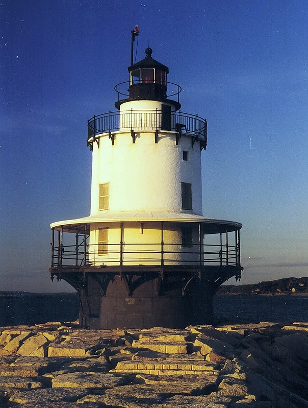 Maine / South Portland / Spring Point Lighthouse
Author of the photo: [url=https://www.flickr.com/photos/larrymyhre/]Larry Myhre[/url]

Keywords: Maine;Portland;Atlantic ocean;United States
